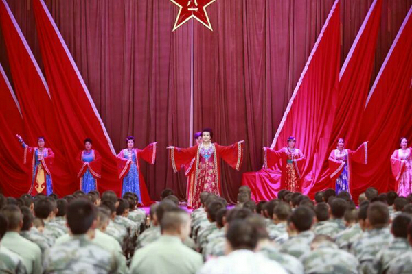 内蒙古群众艺术馆吉牧额吉艺术团在国防总动员部进行演出