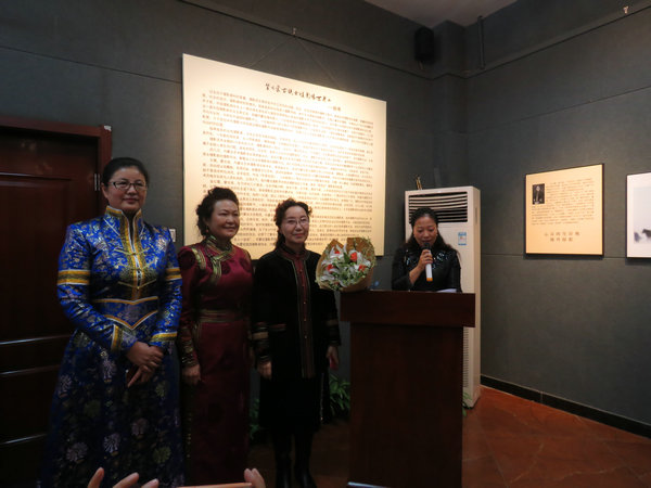 《蒙古族女性影像世界》——乌云娜、金红霞、文慧摄影作品展在内蒙古群众艺术馆开展
